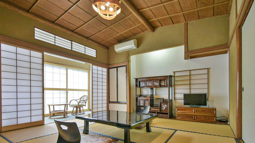 【羽衣の間】８畳和室と３畳の踏み込み、広縁もございます。船底天井で天井が高く、広々とした空間です。