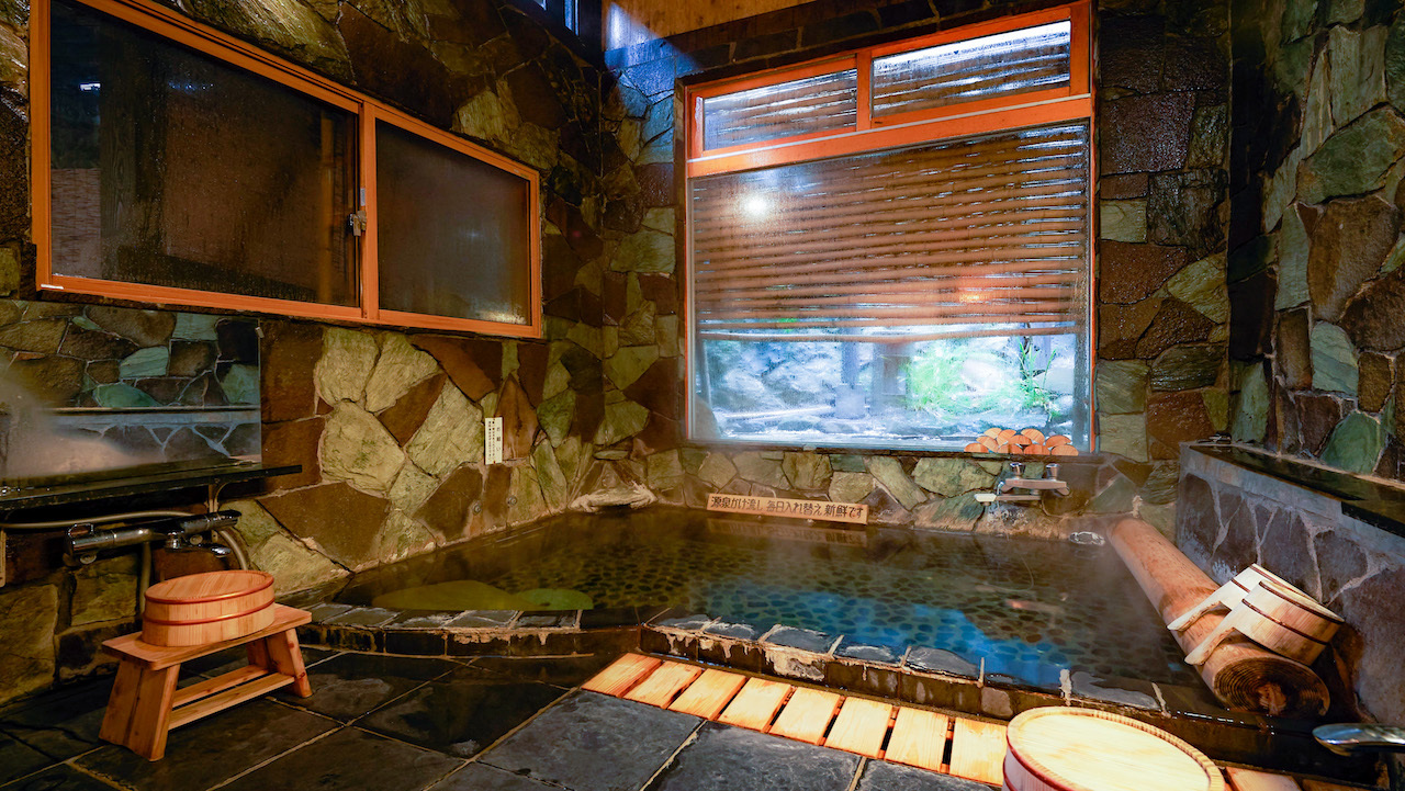 男湯＊内湯24時間入浴可能の源泉100%の温泉は内湯と露天風呂がございます。