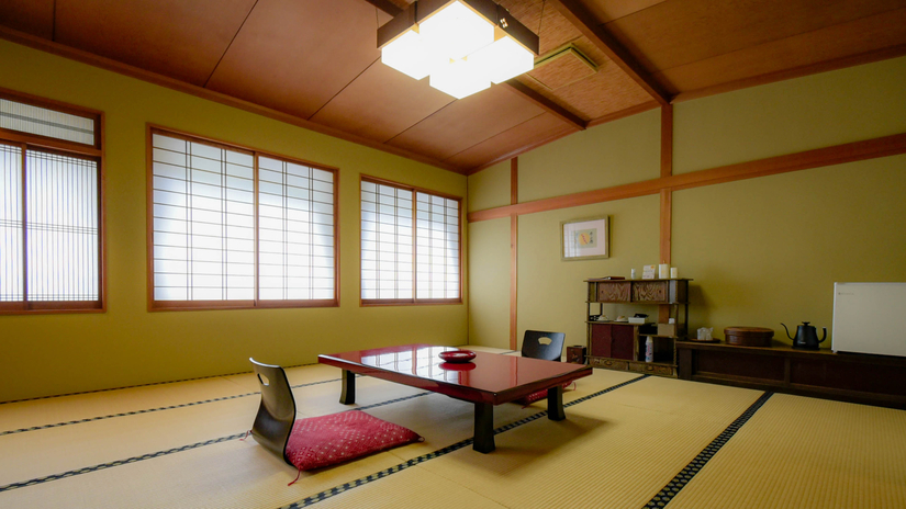 高砂の間は広々とした１５畳のお部屋です。昭和初期の調度品などがあります。