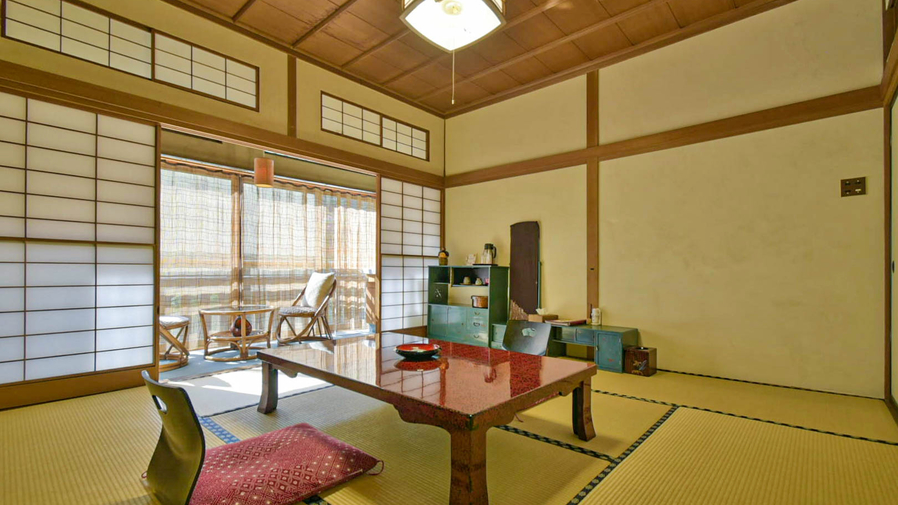 【白樺の間】通りに面しており、東山温泉の山々を望むことができます。３畳の踏み込み、広縁有り