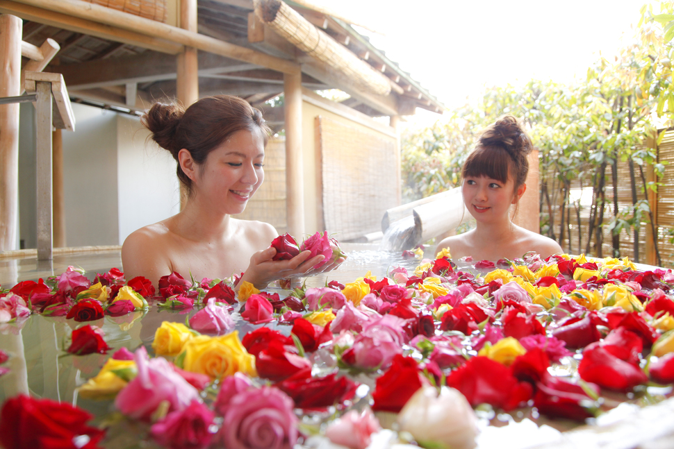 【女性露天風呂】バラの花を浮かべた華風呂（夜のみ）