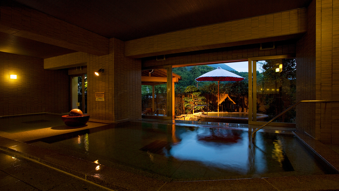 【男性大浴場】解放感あふれる空間で温泉を満喫——