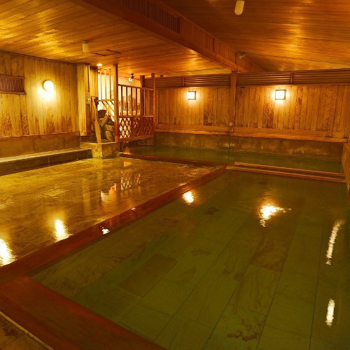 薬師の湯湯治場の趣を残した檜大浴場「薬師の湯」。檜と群馬県の銘石で作った湯舟が2つずつあります。