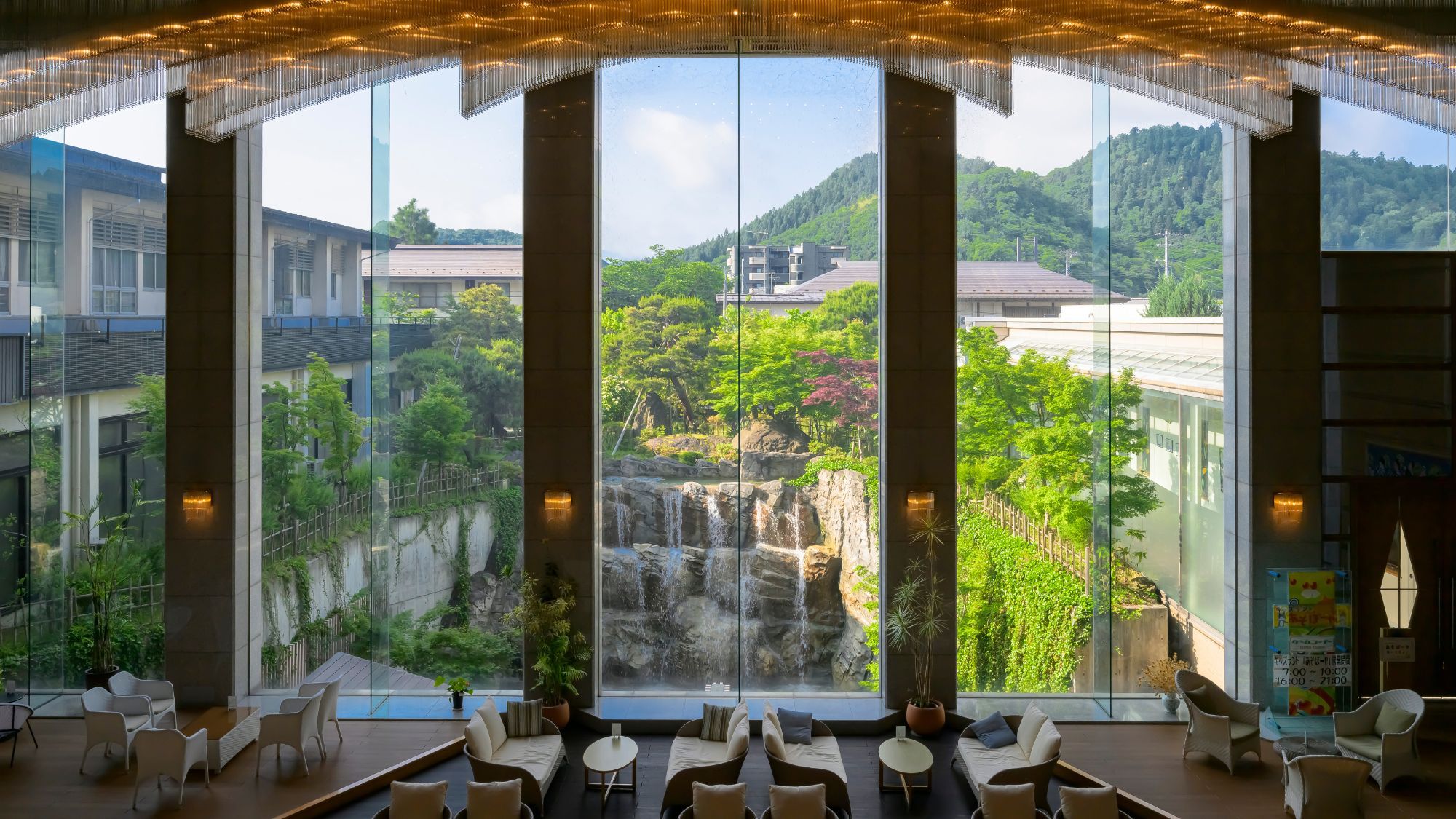 【ロビーラウンジサン・ガーデン】