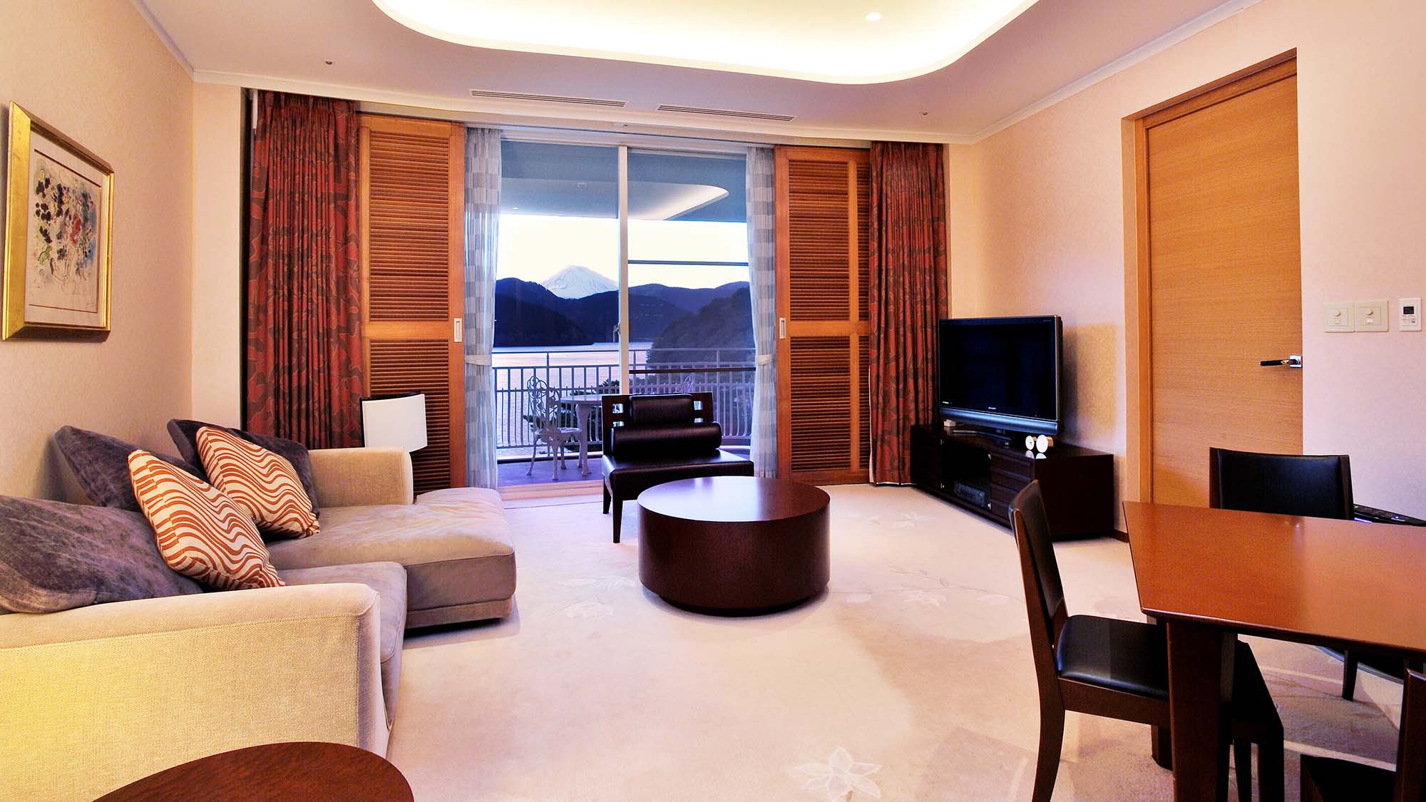 【本館】スイートルーム (76㎡) リビングルーム