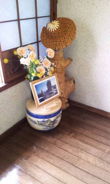 「小袖海岸かぶと岩」とお花でお出迎え