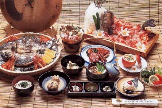のっぺい汁、さわち料理、さざえ壷焼などは当館で江戸初期に誕生した料理です。６千一例