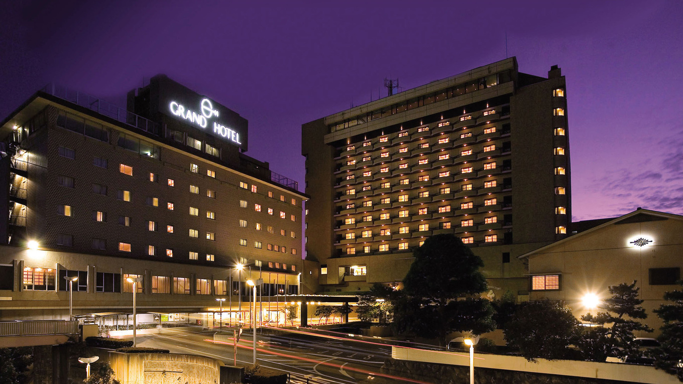 ホテル外観（夜）：グランドホテル浜松は浜松市を代表するシティホテルです。