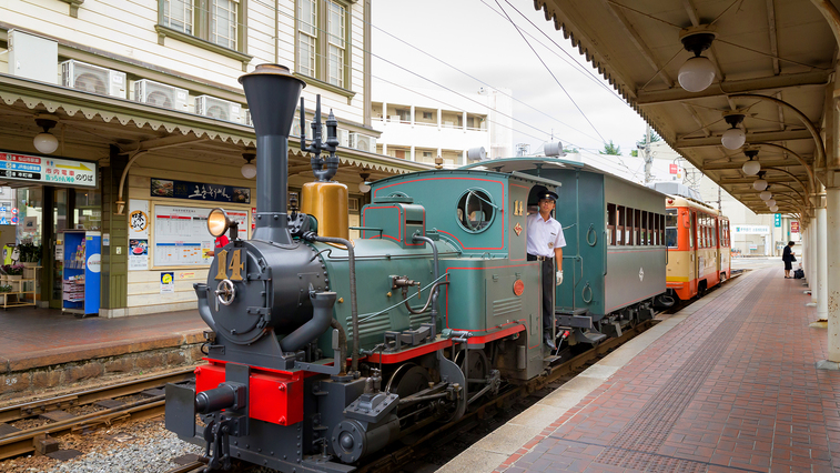 坊ちゃん列車明治21年から活躍した蒸気機関車を復元したもの。風情ある列車です。