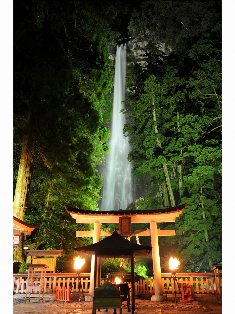 日本一の名瀑那智の滝ライトアップ