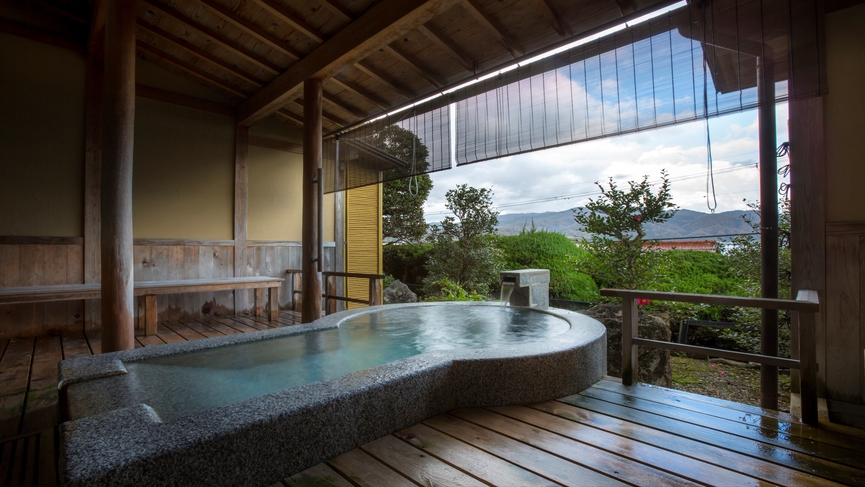 【露天風呂付・和室】「天橋立温泉」の露天風呂付和室で贅沢な休日。露天風呂の形は客室により異なります。