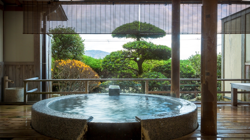 【露天風呂付・和室】「天橋立温泉」の露天風呂付和室で贅沢な休日。露天風呂の形は客室により異なります。