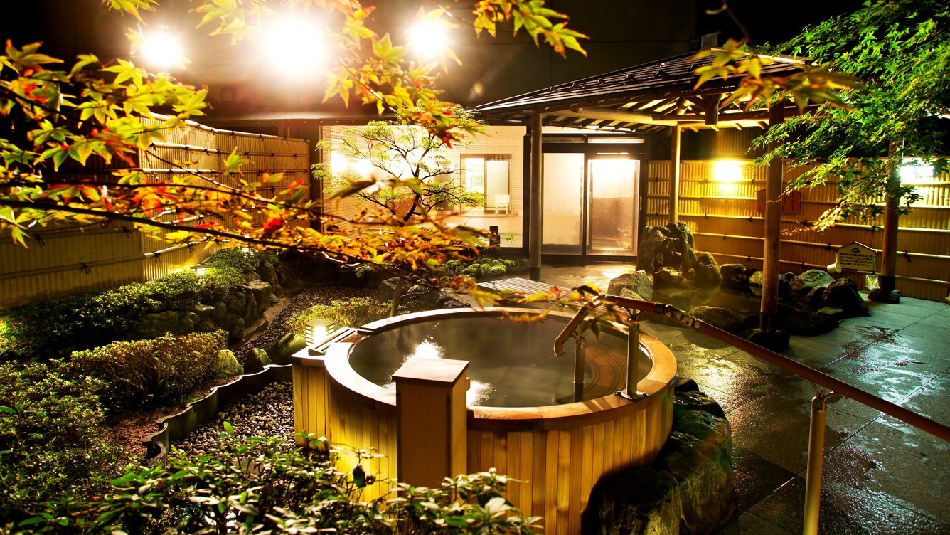 【大浴場・露天風呂】ライトアップされて幻想的な庭園露天風呂。