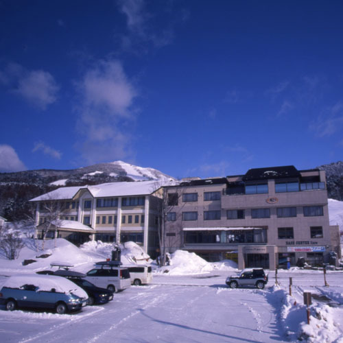 *【外観（冬）】青い空と白い雪！当館の裏はスキー場です。
