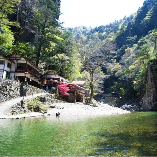 黒淵荘（食事処）は三段峡５大壮観の１つ「黒淵」の景観を見ながら食事を楽しめます！