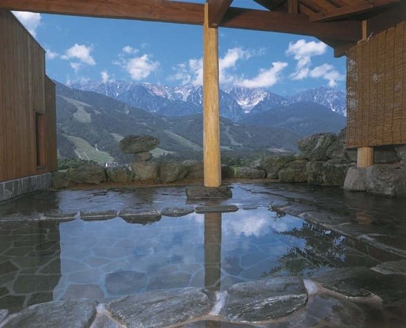 「みみずくの湯車で3分」