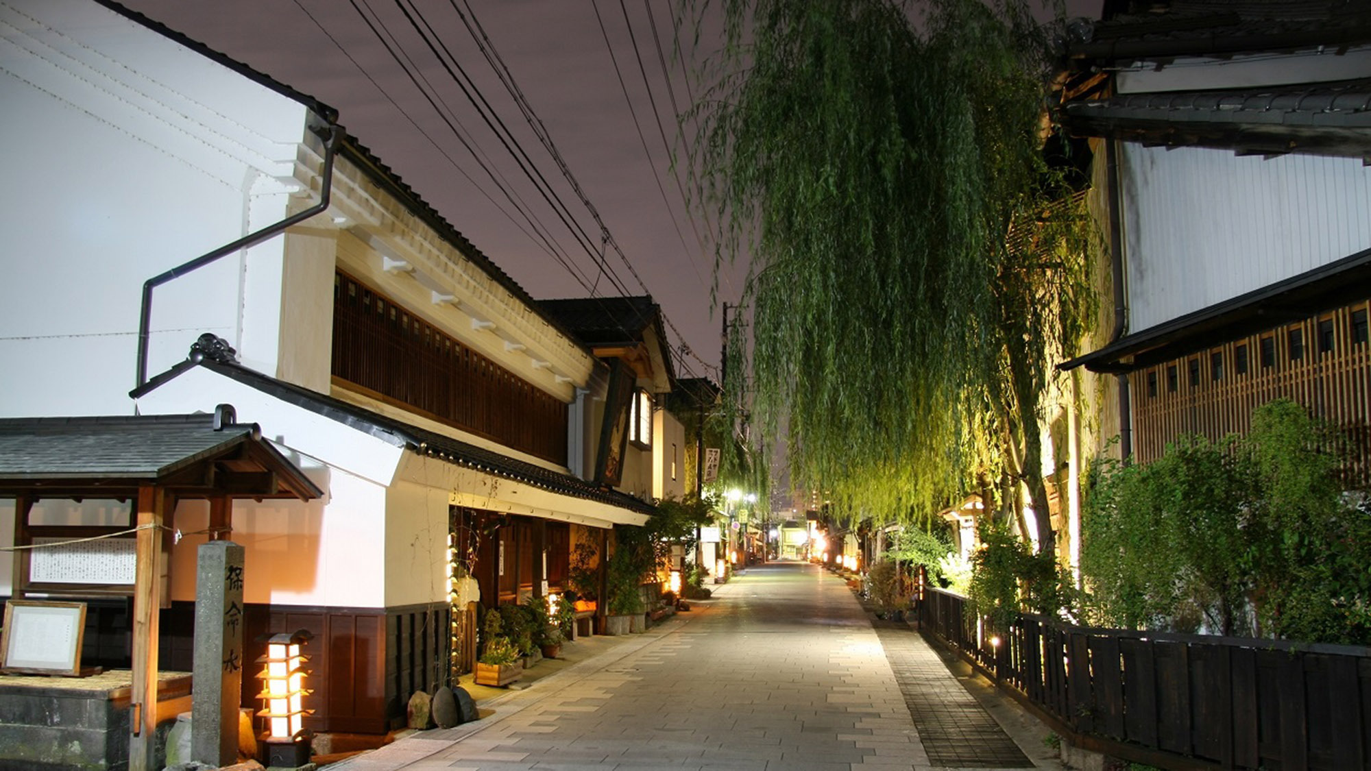 ・【北国街道・柳町】江戸時代の面影を残した通りは、夜もまた風情があります