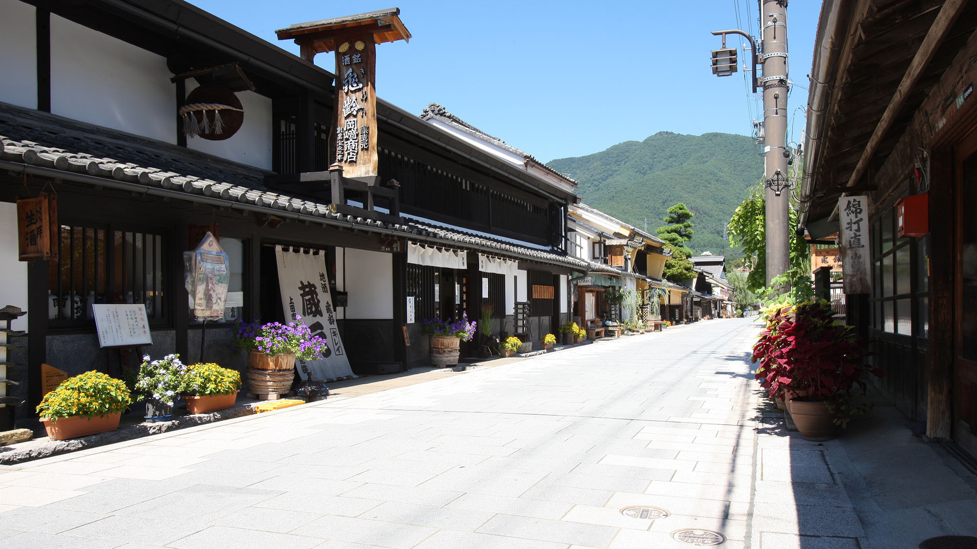 ・【北国街道・柳町】旧北国街道沿いの家並みが残る通り。信州上田の名物・銘品を扱う店舗が並びます