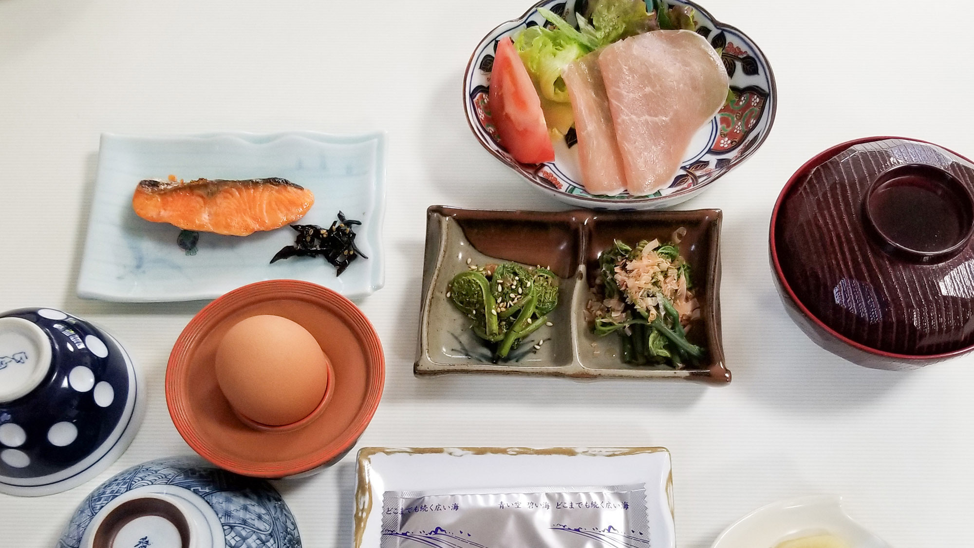 ・【朝食一例】山菜・お魚・ブランド卵などを使用した和朝食です