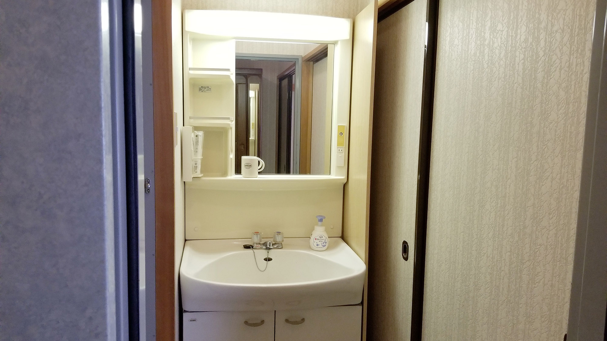 ・【和室12畳】ユニットバスの他に洗面所がもう一つお部屋あります。