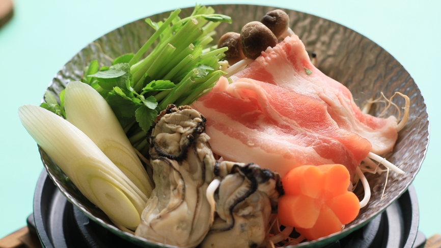 【ご夕食一例】広島県産牡蠣ともみじ豚を使った鍋料理