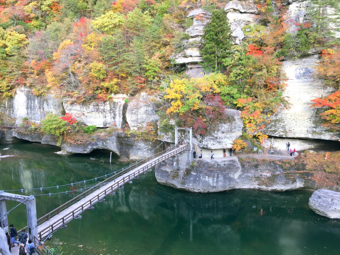 塔のへつりの紅葉（下郷町）