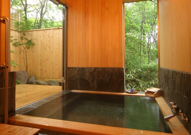 檜と鉄平石の露天風呂