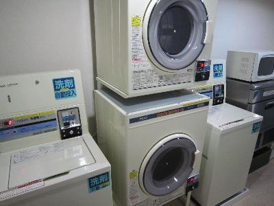 2階 コインランドリー，電子レンジと製氷機もございます。