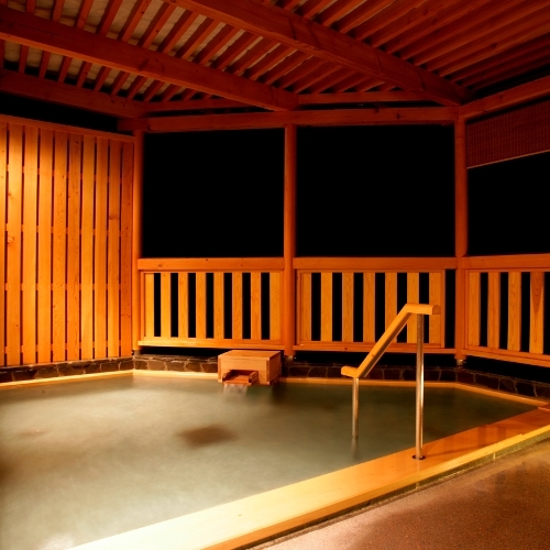 岩鏡の露天風呂は、檜扇の露天風呂より若干小さめ。タイミング良く貸切状態で入れれば最高の空間・時間。