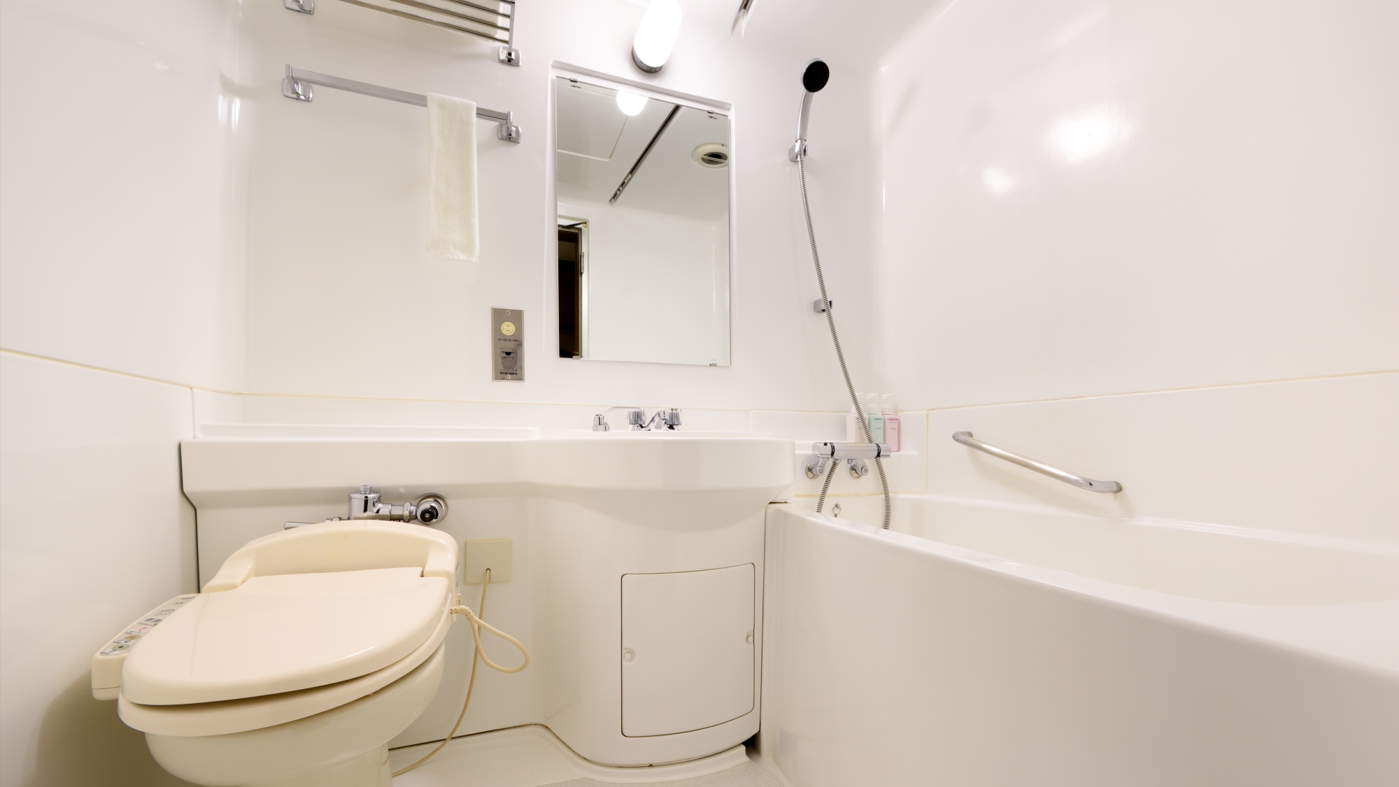 【バスルームの一例】清潔感溢れるバスルーム。温水洗浄トイレ付