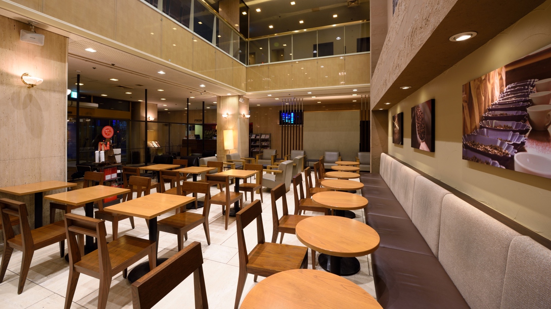 【ホテル1F：STARBUCKS COFFEE】開放的な吹き抜けが印象的な空間でコーヒーTIME。