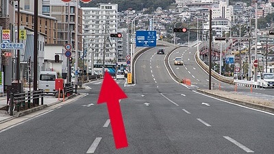 2 交差点を曲がると正面に旭大橋が見えますが旭大橋は上らず左側の車線（高架下）に入ってください。