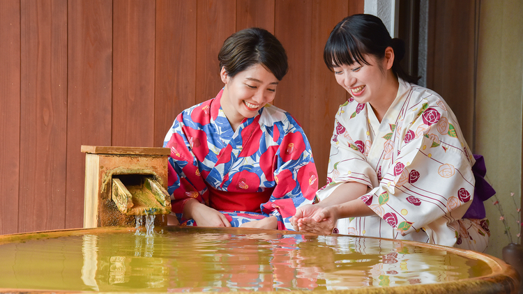 *花のしずく【黄金の湯をかけ流し露天風呂付き客室】客室で温泉を堪能