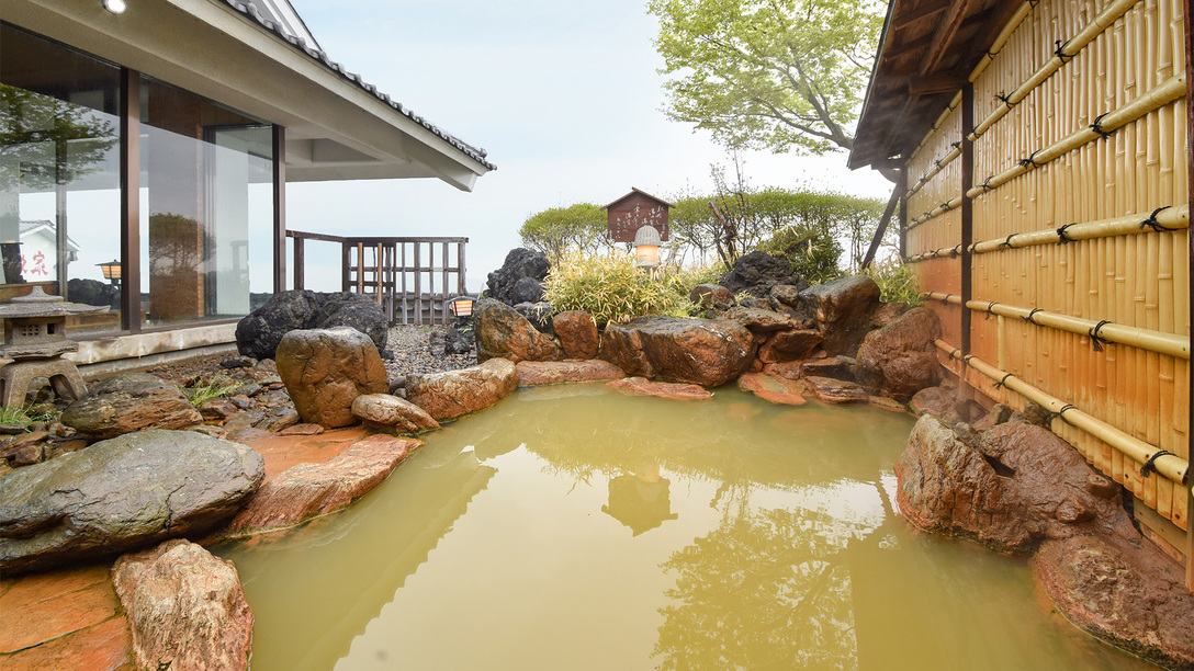 *【露天風呂】大浴場：ながめの湯 ※黄金の湯を源泉かけ流し※