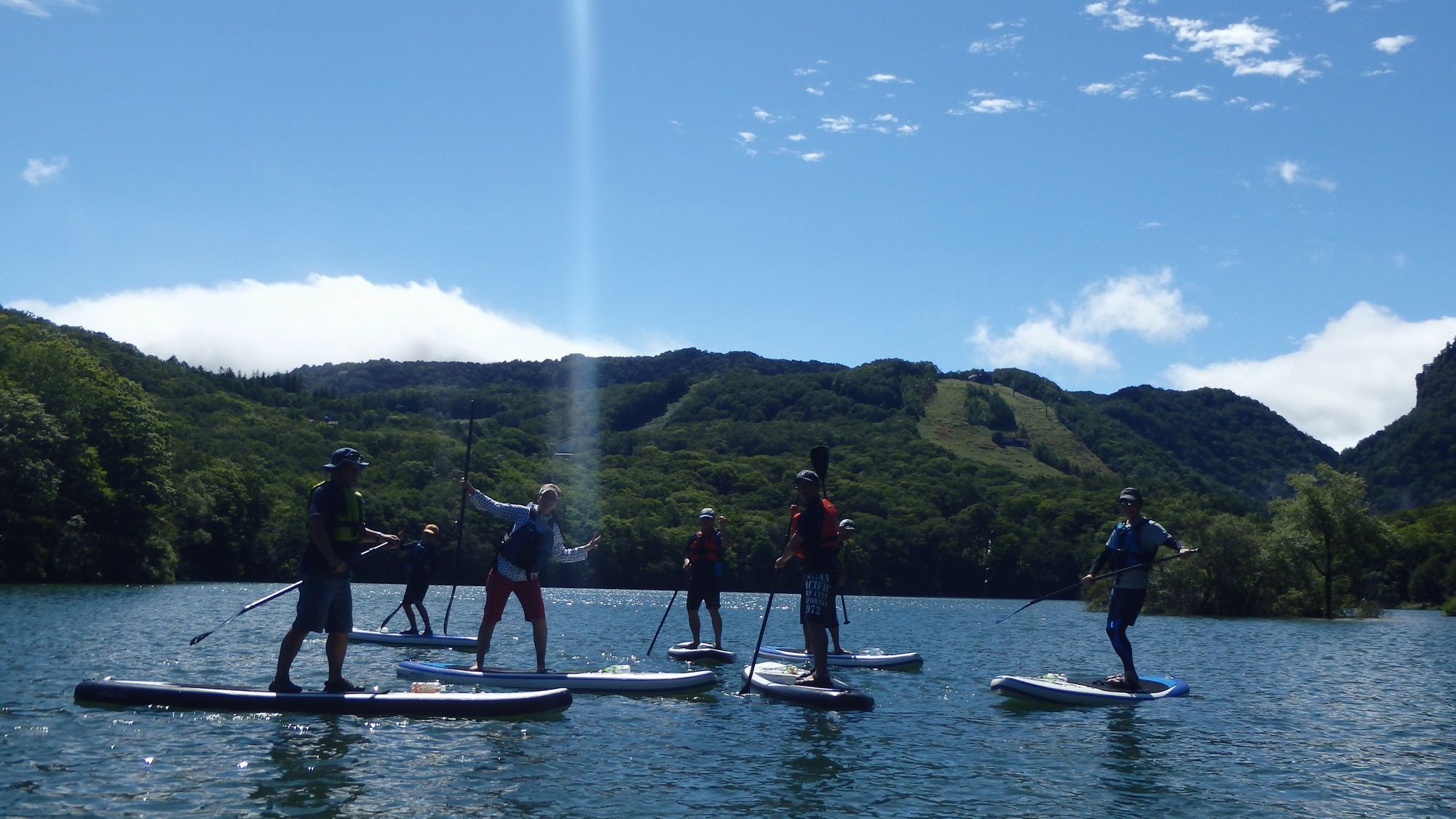 「志賀高原ビワ池・SUP体験」ボードの上に立ちパドルで漕いで水上を進むウォータースポーツ