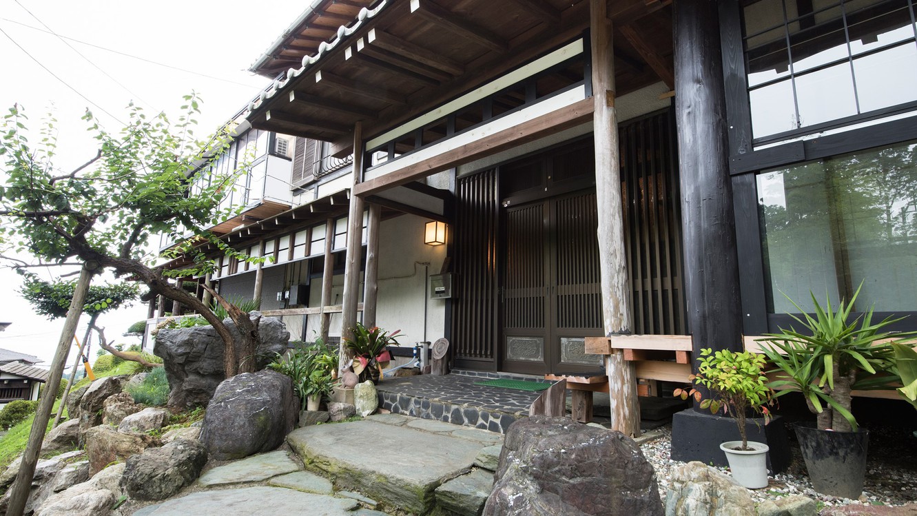 *【入口】横浜藤よし伊豆店は部屋数4部屋のみのお篭り感のある眺望自慢のお宿でございます。