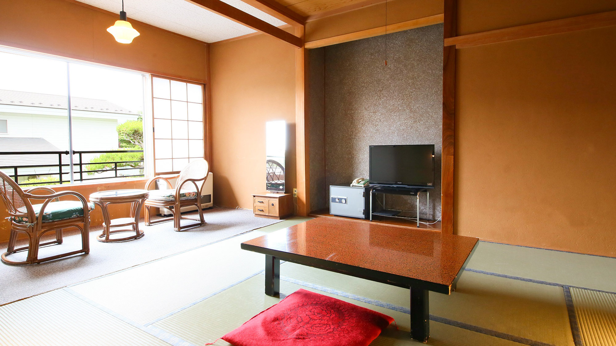 ・【本館和室8〜12畳】懐かしい雰囲気を感じる落ち着いたシンプルな畳のお部屋