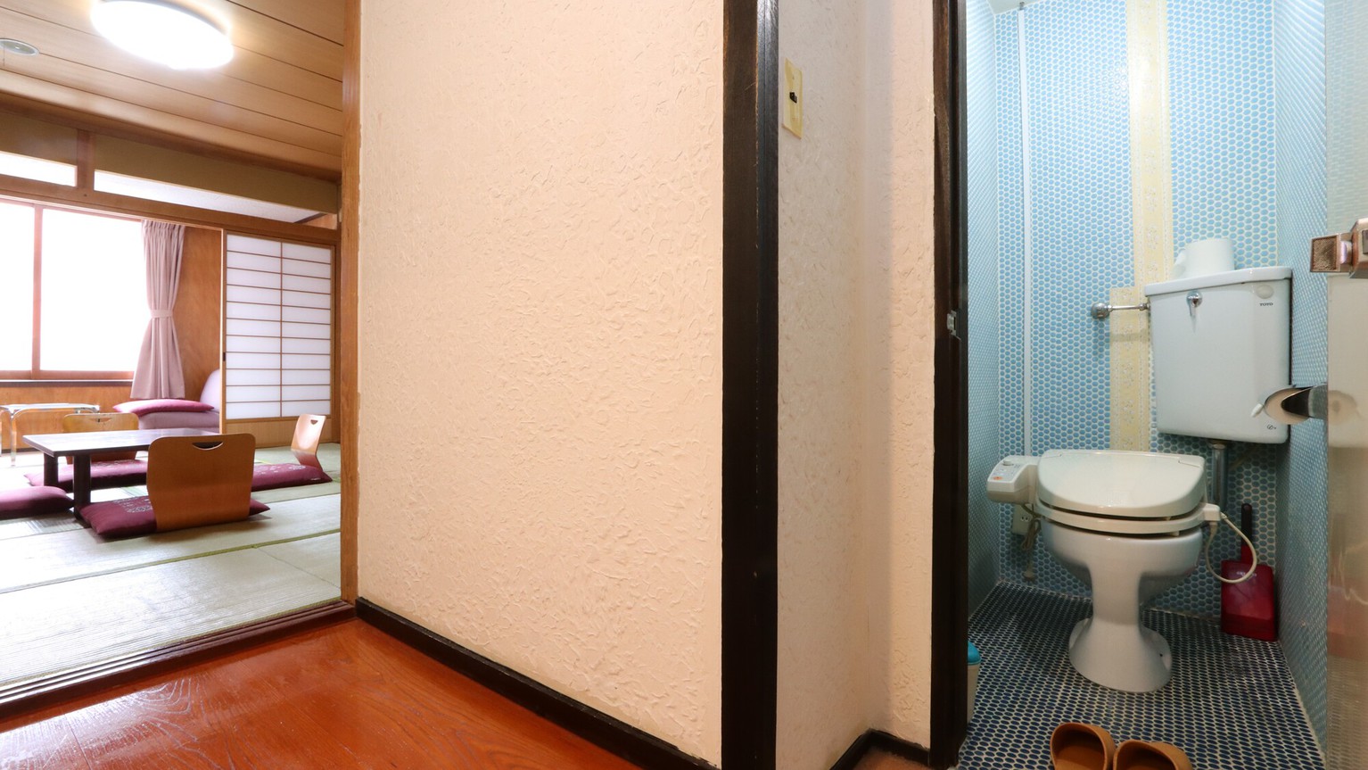 【客室】和室10畳トイレ付。空の冷蔵庫もついています。