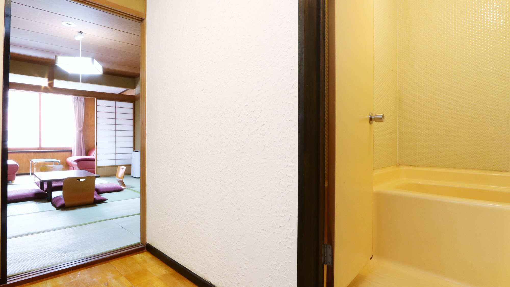【客室】和室10畳バストイレ付き。大浴場と併せてご利用ください。