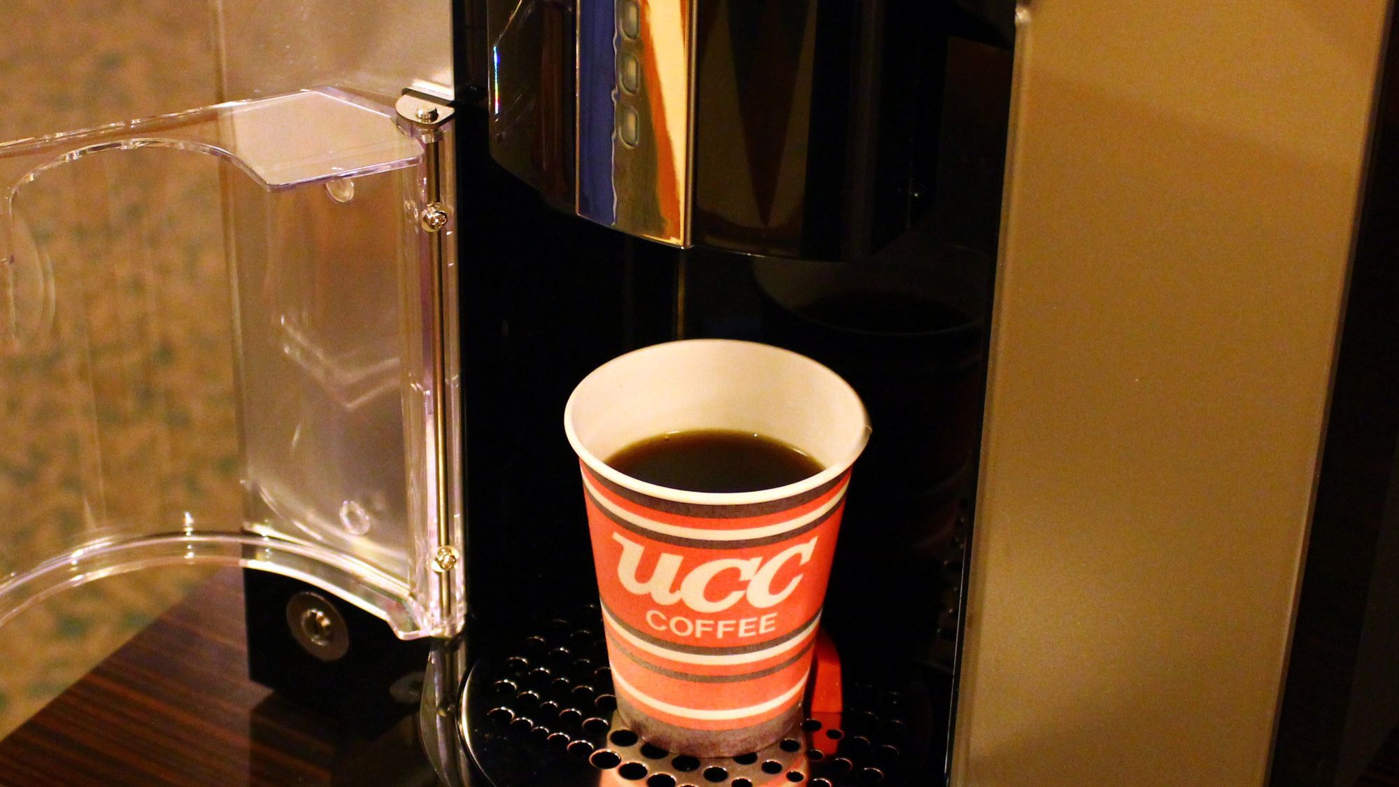 食後のコーヒーはお持ち帰り用にペーパーカップをご用意しております