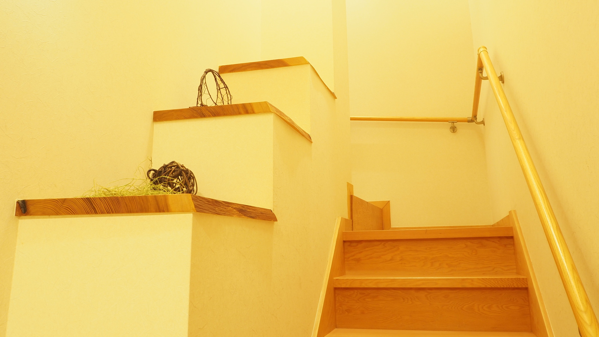 【つばき】お食事場所やお風呂へは階段を利用するメゾネットタイプです。