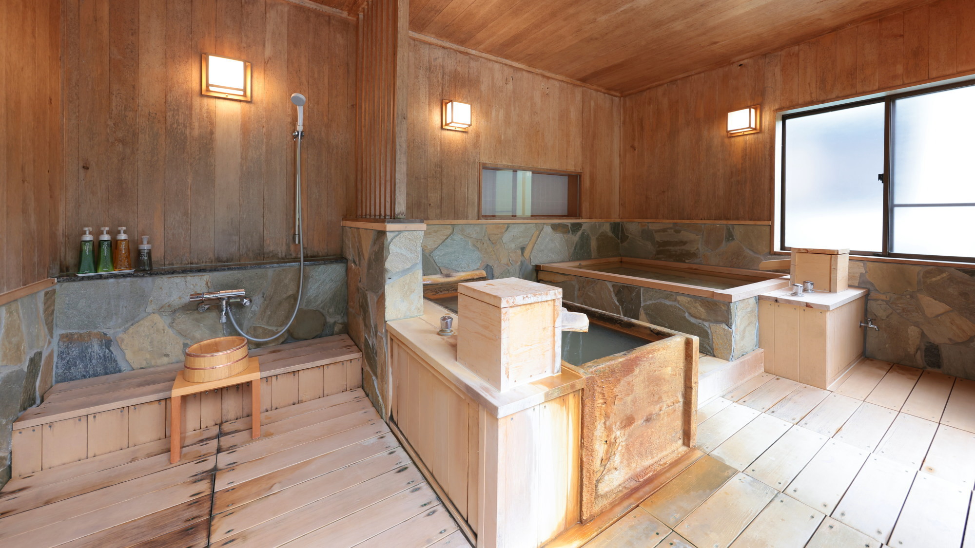 【さくら】お風呂は寝湯にはかけ流しのにごり湯、そして檜風呂と２つの浴槽があり豪華です！