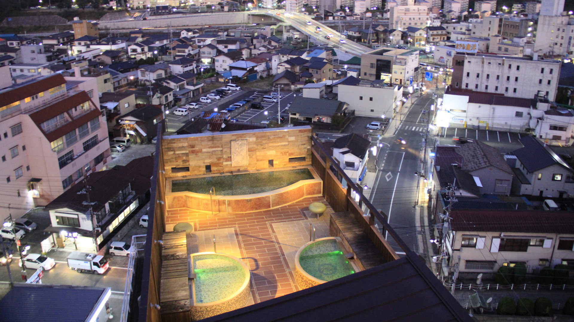 【宿泊者専用露天風呂：天女の湯あみ】地上40メートルからの眺めはまさに空中に浮かんでいる