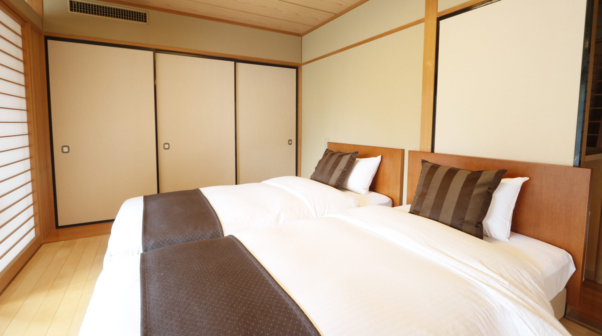 【和モダンツイン+和室】畳敷きの純和風なお部屋にゆとりのある大きさのツインベッドを配置しております