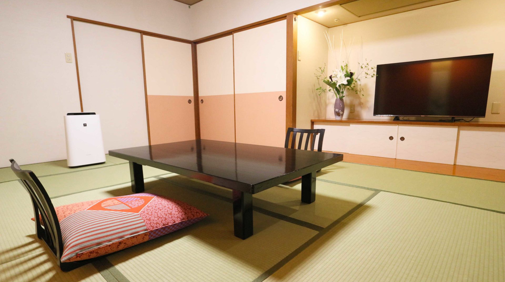 【元禄館：和室】13畳の広々とした空間は、グループやおふたりでゆったりお寛ぎいただけます。
