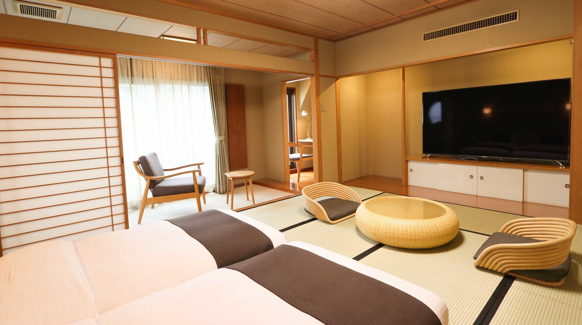 【和モダンツイン】畳敷きの純和風なお部屋にゆとりのある大きさのツインベッドを配置しております