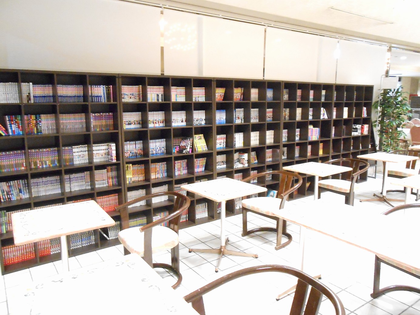 ホテル１階のマンガ本コーナー、蔵書１０００冊無料のコーヒーをお召し上がり頂きながら♪