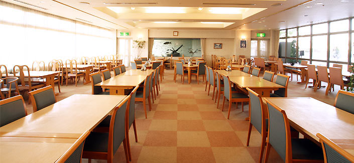 レストラン翠江亭（現在はコロナ感染対策の為、お席数を減らし間隔をあけています）