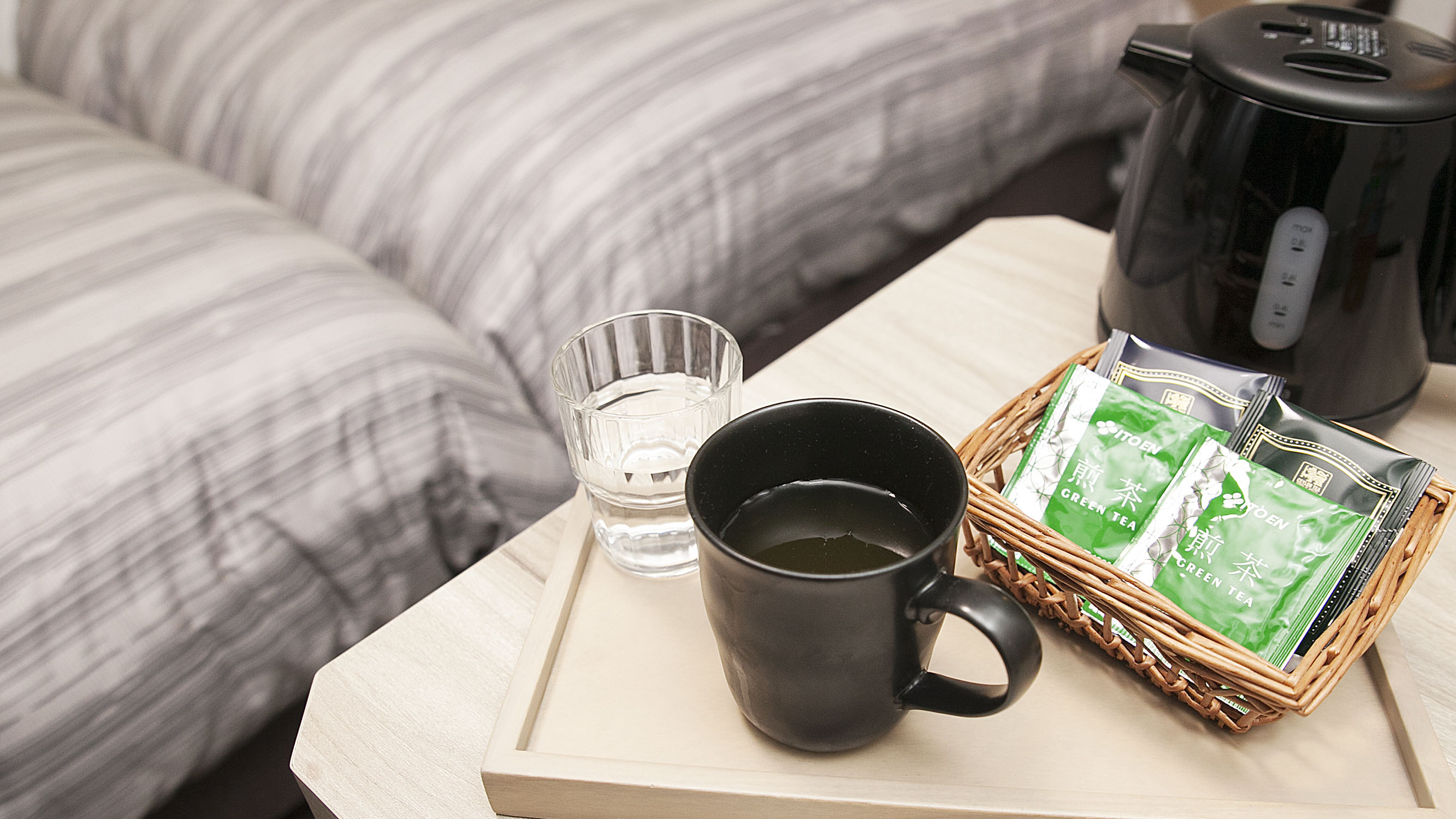 客室ポット・コップ緑茶と紅茶をご用意しております。