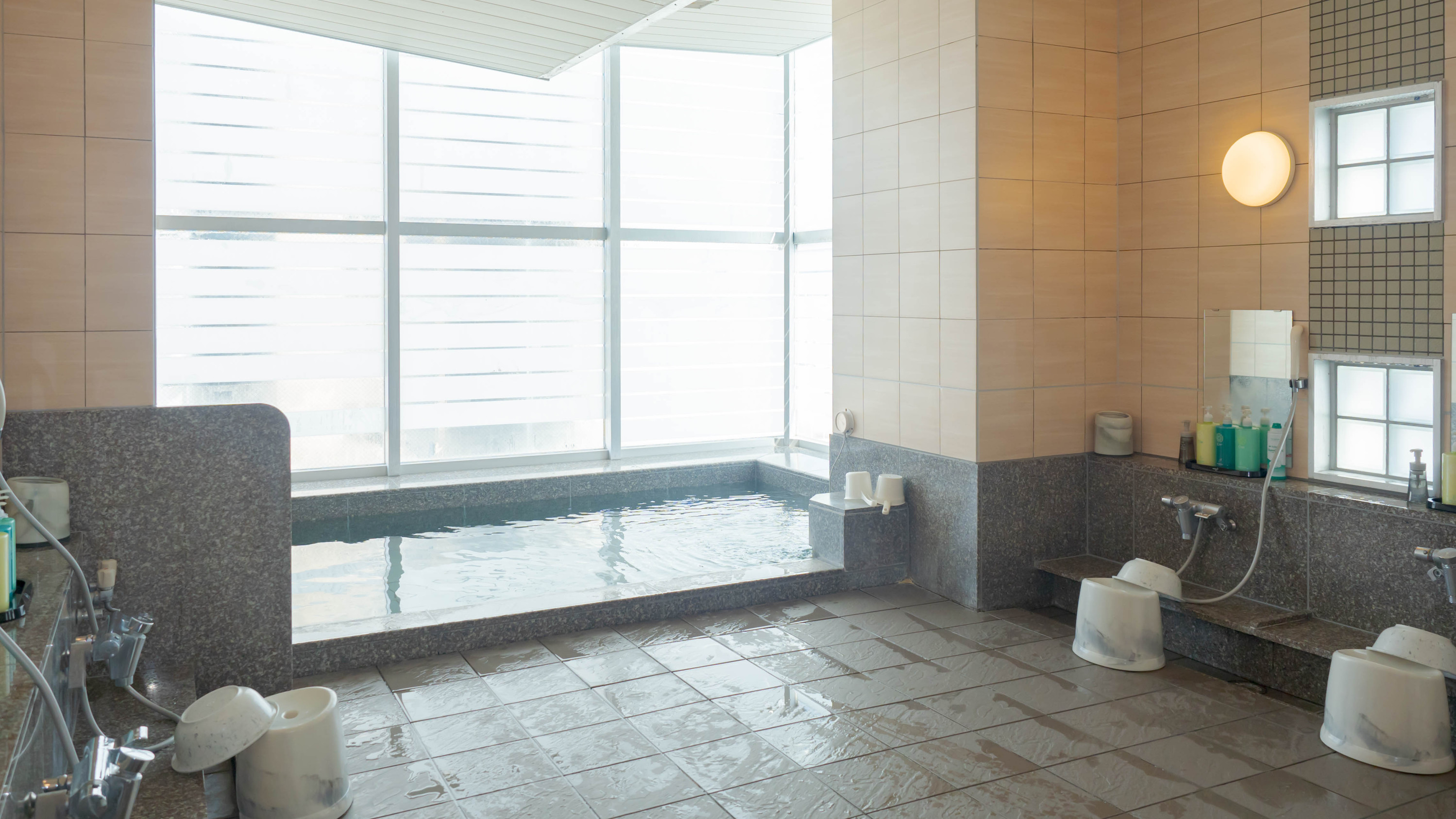 男性大浴場１４階展望大浴場「旅人の湯」盛岡市街地を眺めながらごゆっくりお寛ぎくださいませ